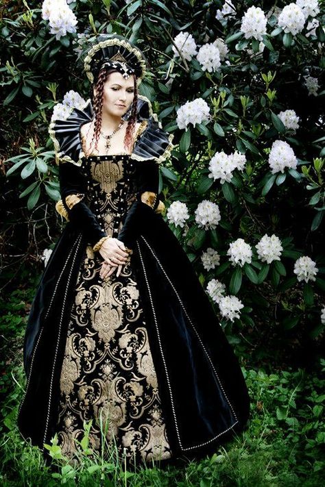 English Medieval Clothing | FANTASY & MEDIEVAL WONDERFULL FASHION Tudor Dress, Tudor Fashion, Medieval Gown, Court Dresses, Fantasy Gowns, Medieval Dress, Medieval Clothing, Vintage Gowns, Evil Queen