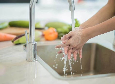 Keeping your hands clean is highly important right now, so here are the biggest hand hygiene mistakes you're making in the kitchen. Kitchen Hygiene, Health Quiz, Antibacterial Wipes, Food Handling, Eating Utensils, Up Balloons, Hand Hygiene, Bad Food, Personal Hygiene