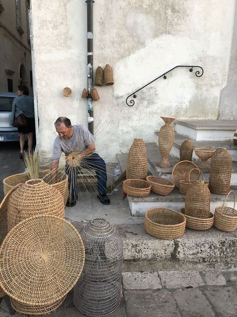 La dolce vita with handwoven Italian baskets... home detail inspiration. want to find your little Italian property and create la dolce vita? Click the link.https://www.instagram.com/ladolcevitalifestylemagazine/ Italian Home Interior, Home In Italy, Real Estate Consultant, Homes In Italy, Italian House, Italian Home, Italy Travel Tips, House Hunters, Puglia Italy