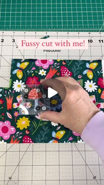 Quilt As You Go Pot Holders Potholders, Quilt As You Go Pot Holders, How To Make Pot Holders, Fussy Cut Quilt Patterns, Hot Pads Sewing Patterns Free, Pot Holder Ideas, Scrappy Potholders, Pot Holders Diy, Homemade Potholders