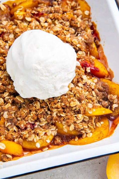 This delicious peach crisp is the perfect way to use some fresh, juicy peaches! Sliced peaches tossed in a little vanilla, lemon zest, cinnamon, and brown sugar, topped with a deliciously crisp topping made with butter, brown sugar, and oats. Fresh Peach Crisp, Cinnamon Oats, Nectarine Recipes, Chocolate Sugar Cookie Recipe, 40 Aprons, Chocolate Roll Cake, Baked Peach, Peach Cobbler Easy, Peach Crisp