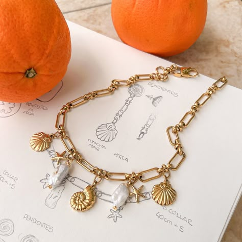 🌞🍊 Nuestro juego favorito: diseñar piezas únicas para ti Esta demás decir que Noah es de nuestros favoritos de esta colección 🧡🍊 Y mejor aún si lo combinas con los pendientes Pamela y la pulsera Deborah 😮‍💨 Puedes adquirir este set de 3 piezas. Busca la sección “sets” en nuestra web. Ademas, te ahorras un 10% cuando compras cualquiera de nuestros sets 🧡 #vangriekenaccesorios #colecciondeverano #jewelrysummercollection #waterproofjewelry #newcollection #handmadeinspain Autumn Accessories, Bead Charms Diy, Beach Collection, Ring Sale, Fall Accessories, Jewelry Inspo, Stainless Steel Earrings, Jewelry Maker, Stainless Steel Necklace