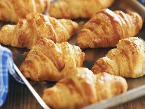 Pastry Recipes Easy Croissant Recipe, Croissant Bread, Homemade Croissants, Bread Maker Recipes, Croissant Recipe, Crescent Roll Recipes, Bread Maker, Bread Machine Recipes, Crumpets