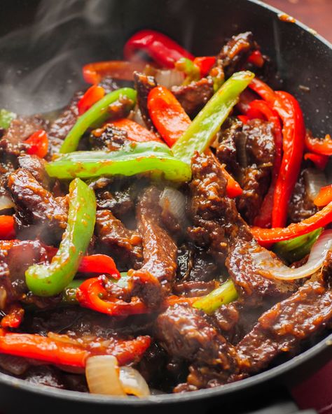 Easy Pepper Steak Recipe, Beef Pepper Steak, Pepper Steak Stir Fry, Steak Stir Fry, Pepper Steak Recipe, Steak Dishes, Appetizer Sandwiches, Bell Pepper Recipes, Sliced Steak