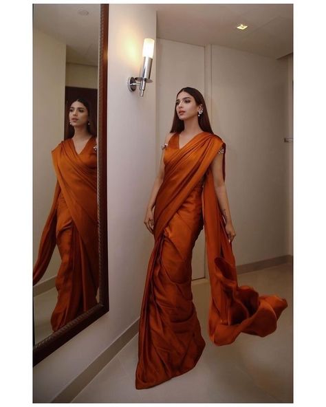 Burnt Orange Saree, Soniya Hussain, Saree Matching Blouse, Sonya Hussain, Plain Silk Saree, Silk Saree Designs, Diwali Outfit, Beautiful Pakistan, Saree Ideas