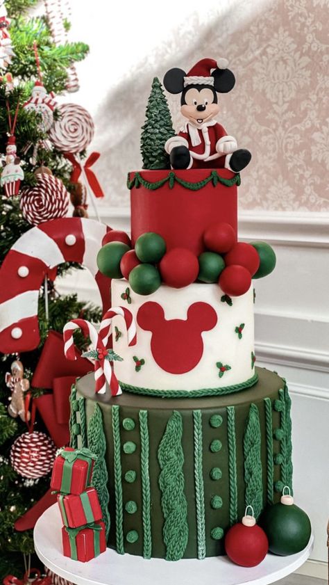 Easy Christmas Cake Recipe, Xmas Desserts, Cake Table Birthday, Disneyland Birthday, Christmas Decorations Centerpiece, Mickey Birthday Party, Christmas Cake Designs, Minnie Christmas, Christmas Cake Decorations