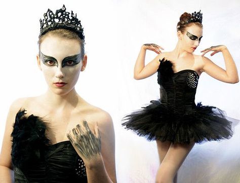 Easy Black Swan Makeup Tutorial, check it out at http://makeuptutorials.com/08-easy-cheap-adult-halloween-costume-ideas-2015 Easy Adult Halloween Costumes, Black Swan Makeup, Diy Fantasia, Black Swan Costume, The Black Swan, Diy Halloween Costumes For Women, Hallowen Costume, Diy Kostüm, Halloween Tattoo