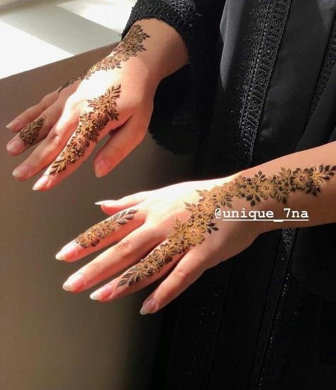 Simple Bale Mehndi Design, Bale Mehndi Design, Finger Mehndi Style, Legs Mehndi, Front Mehndi Design, Floral Henna Designs, Finger Henna Designs, Eid Mehndi Designs, Henna Art Designs