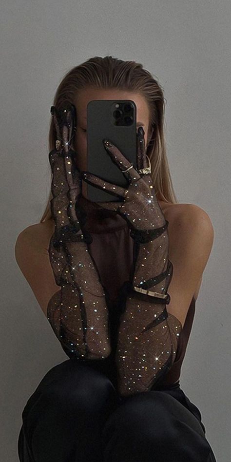 Elegantes Party Outfit, Nye Outfits, Dark Feminine Aesthetic, Eve Outfit, Looks Party, Foto Poses, New Years Eve Outfits, Feminine Aesthetic, Glitz And Glam