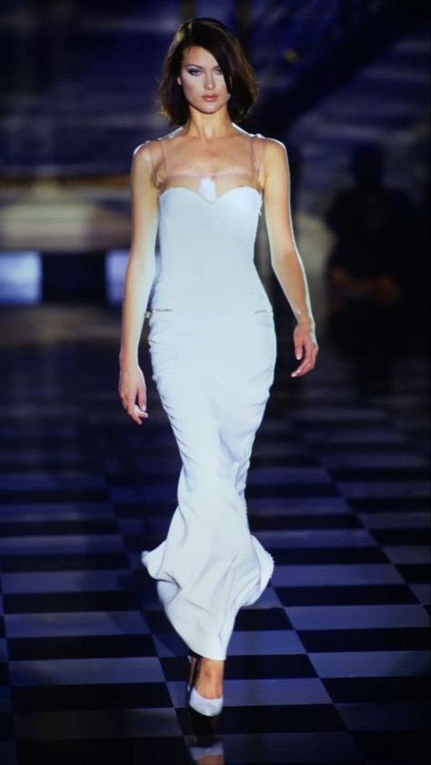 Shalom Harlow 90s, Versace 90s, Shalom Harlow, Model Runway, Goth Model, 90s Runway, Casual Glam, 90s Runway Fashion, 90s Models