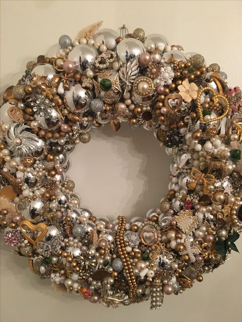 Vintage jewelry Christmas wreath Beaded Wreath, Old Jewelry Crafts, Costume Jewelry Crafts, Jeweled Christmas Trees, Vintage Jewelry Ideas, Vintage Jewelry Repurposed, Jeweled Christmas, Jewelry Christmas Tree, Vintage Jewelry Crafts