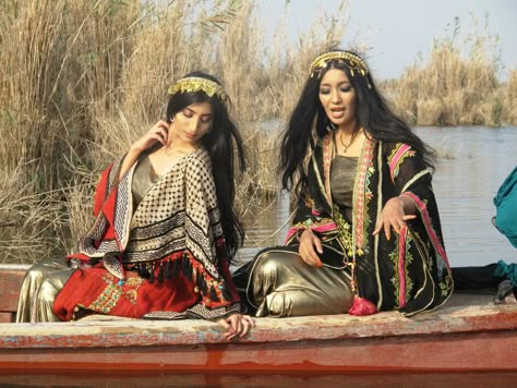 Ancient Mesopotamia Aesthetic, Iraqi Traditional Clothing, Mesopotamian Clothing, Iraq Clothing, Iraqi Dress, Iraqi Clothing, Iraq Clothes, Iraq Aesthetic, Syrian Clothing