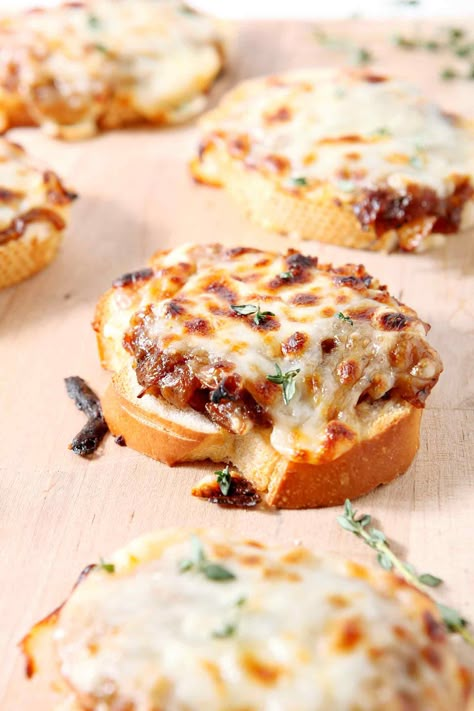 Wow friends and family with creamy, cheesy French Onion Bruschetta! These caramelized onions and cheese pair beautifully for a party. #ad via @speckledpalate Onion Bruschetta, Fingerfood Party, Bruschetta Recipe, Cheese Pairings, Favorite Appetizers, French Onion, Party Guests, Yummy Appetizers, Appetizers For Party