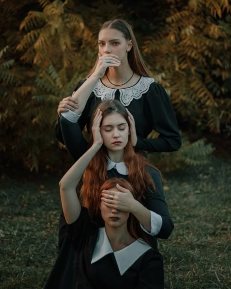 Poses For Witches, Witch Sisters Aesthetic, Dramatic Poses Two People, Scary Family Photoshoot, Gothic Group Photoshoot, Creepy Family Photos, Two People Lying Down Pose, Halloween Reference Pose, Sister Pose Reference