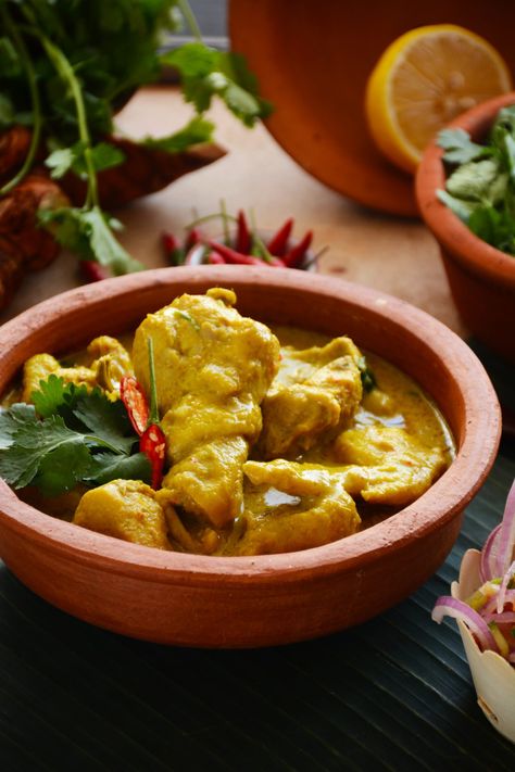 Cambodian (Khmer) Chicken Samla Curry - deliciously creamy, highly aromatic and fragrant chicken curry - thespiceadventuress.com Cambodian Chicken, Lemongrass Shrimp, Cambodian Recipes, Cambodian Food, Khmer Food, Shrimp Paste, Dinner Inspiration, Without Borders, Chicken Curry