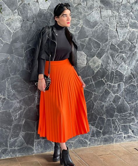 Maxi skirt Orange Pleated Skirt Outfit, Plaited Skirt Outfit, Orange Maxi Skirt Outfit, Satin Pleated Skirt Outfit, Pleated Skirt Outfit Fall, Accordion Skirts, Plaited Skirt, Straight Skirt Outfits, Orange Pleated Skirt