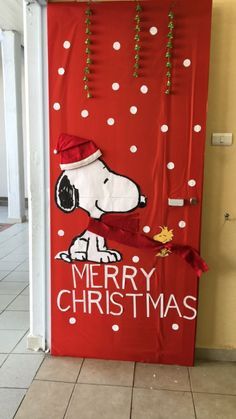 Christmas Movie Theme Door Decorations, Snoopy Christmas Door Decorations, Charlie Brown Door Decorating Ideas, Charlie Brown Christmas Door Decorations, Easy Christmas Door Decorations, Snoopy Christmas Door, Christmas Office Door Decorations Ideas, Snoopy Christmas Decorations, Holiday Classroom Doors