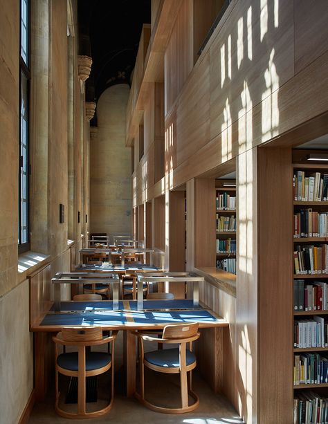 Students at Oxford University’s Magdalen College have had their library transformed by Wright & Wright Architects. The Grade II* listed 1850s building was originally built as a school hall. It had been reworked into a library by Giles Gilbert Scott... Old Library Interior, Magdalen College Oxford, Public Library Aesthetic, Oxford University Library, Architecture Motivation, Library Hall, University Interior Design, Magdalen College, Grand Library