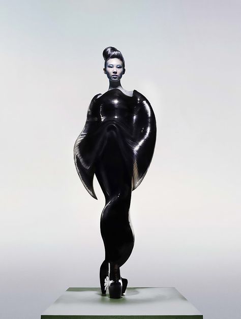 Nick Night, Iris Van Herpen Couture, Nick Knight, Iris Van Herpen, Olivia Black, Organic Pattern, Illustration Fashion Design, Avant Garde Fashion, Fashion Images