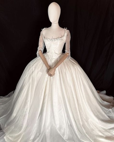 18th Century Wedding Dress, Rococo Fashion, Pretty Wedding Dresses, Fantasy Dresses, Royal Court, Fantasy Gowns, Fairytale Dress, Princess Wedding Dresses, Fantasy Dress