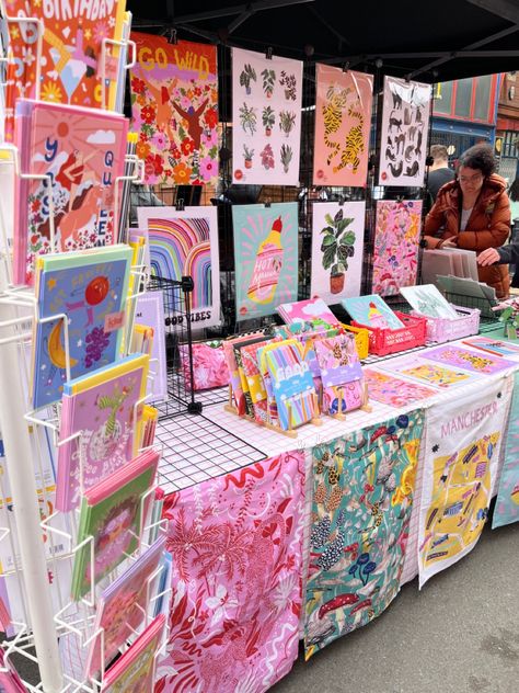 Vendor Booth Curtains, Art Fair Booth Display Ideas Market Stalls, Artist Pop Up Shop Display, Music Festival Vendor Booth Ideas, Art Stall Display, Art Pop Up Display, Artist Market Booth, Selling At Markets, Convention Artist Booth