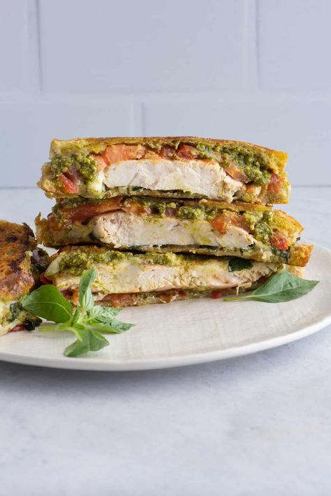 Chicken Avocado Panini, Football Finger Food, Easy Recipes Low Carb, Avocado Panini, Pesto Chicken Sandwich, Recipes Quesadillas, Grilled Chicken Caprese, Pesto Panini, Chicken Pesto Sandwich