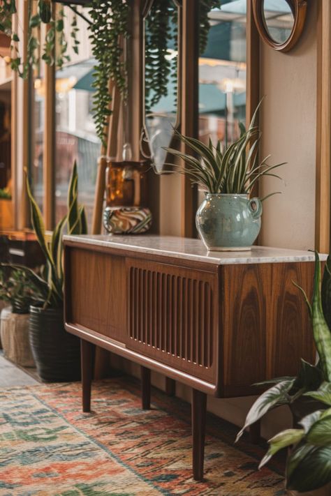 Combine vintage accents, hanging greenery, and warm wood tones to design a vintage-inspired urban jungle. Perfect for adding charm and natural vibes to your home. #VintageUrbanJungle #MidCenturyModern #UrbanJungleDecor #HouseplantHaven #RusticFinishes #WarmWoodTones #ColorfulCarpets #VintageHomeStyle #GreeneryGoals #LushAndCozy Jungle Aesthetic Living Room, Urban Jungle Living Room, Jungle Living Room, Urban Jungle Interior, Room Decor For Men, Stylish Room Decor, Hanging Greenery, Natural Vibes, Warm Wood Tones