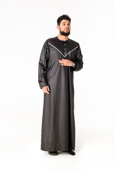 Jubbah Men, Thobes Men, Arabic Outfit, Muslim Men Clothing, Arab Men Fashion, Stylish Men Wear, Beard Styles Short, Men Kurta, Mecca Wallpaper