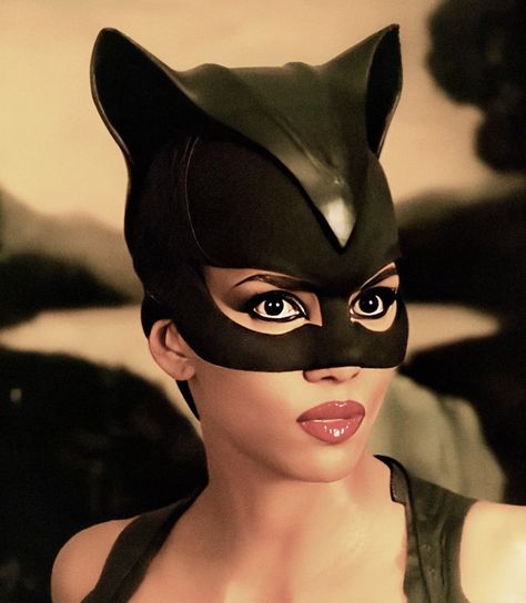 𝙳𝚌 𝙲𝚘𝚖𝚒𝚌𝚜 Cat Woman Halle Berry, Halle Berry Catwoman, Catwoman Halle Berry, 90s Girl Fashion, Selena Kyle, 90s Girl, Cat Woman, Selina Kyle, Film Design