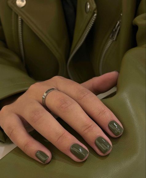 Dark green nails Green Nails Autumn, Green Short Nails, Shellac Nails Fall, Olive Nails, Kutek Disney, September Nails, October Nails, Nagel Tips, Short Square Nails