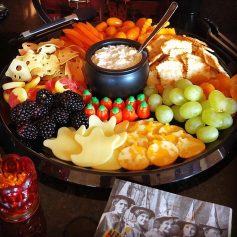 Themed Charcuterie Board Ideas, Themed Charcuterie Board, Halloween Charcuterie Board, Halloween Charcuterie, Dessert Board, Charcuterie Board Ideas, Halloween Treats For Kids, Fun Halloween Food, Classic Halloween