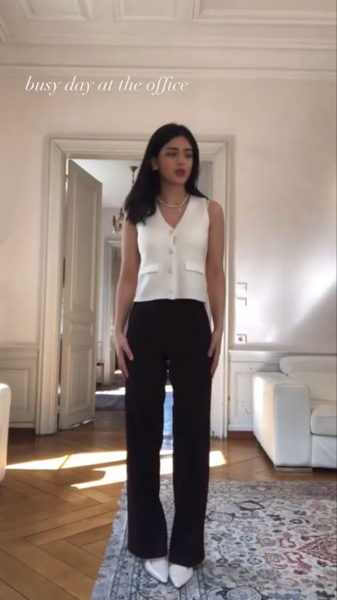 Casual Dress Pants Outfits Women, Investment Banking Women Outfit, Law Internship Outfits Summer, Fashion Internship Outfit, Young Corporate Fashion, Office Job Outfits Summer, Politician Aesthetic Outfits, Anti Corporate Outfits, Work Outfits Genz