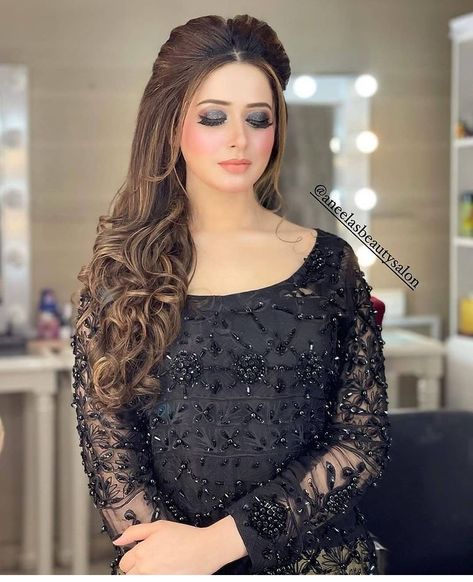 Pakistani Hairstyle, Hairstyle For Party, Party Hairstyles For Long Hair, Hairstyles For Gowns, Asian Bridal Dresses, Bridal Hair Buns, Bridal Dresses Pakistan, Elegant Wedding Hair, Pakistani Fancy Dresses