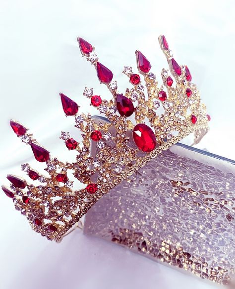 Beautiful ruby red Victorian crown with Swarovski crystals. Perfect for a special occasion. Comes beautifully packaged in a velvet pouch. Bridgerton Crown, Crowns For Quinceanera, Red Quinceanera Theme, Red Quince Theme, Quince Crowns, Red And Gold Quince, Quince Crown, Red Quinceanera Ideas, Royalty Crown