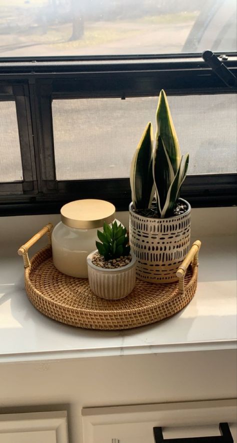 Coffee Table Woven Tray Decor, Circular Tray Decor, Round Wooden Tray Decoration Ideas, Ottoman Basket Tray Decor, Boho Tray Decor Ideas, Bamboo Tray Decor Ideas, Round Wicker Tray Decor, Gold Tray Decor Coffee Tables, Dining Table Tray Decor