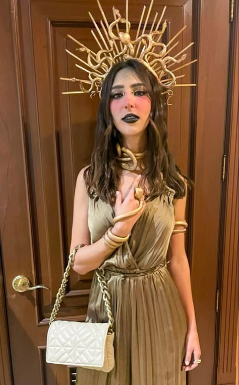 Medusa Dress Up, Modern Medusa Costume, Medusa Outfit Ideas, Fantasia Medusa Halloween, Medusa Outfit Halloween, Medusa Costume Outfit, Cosplay Medusa, Medusa Outfit, Medusa Costume Ideas