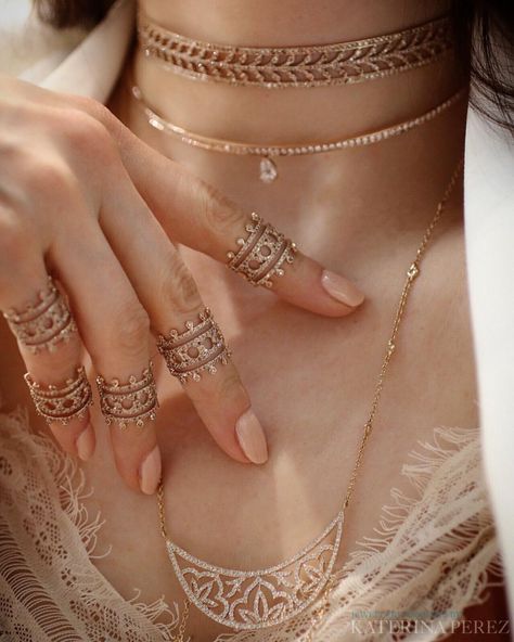 KATERINA’S JEWELLERY REVIEWS no Instagram: “@noudarjewels Henna collection sparkles at #Cannel2017. I love the concept of midi rings, how about you? #midirings #noudar…” خواتم خطوبة, Unique Bridal Jewelry, Pretty Jewelry Necklaces, Jewelry Editorial, Fancy Jewellery Designs, Jewelry Set Design, Gold Rings Fashion, Indian Jewelry Sets, Jewelry Design Earrings