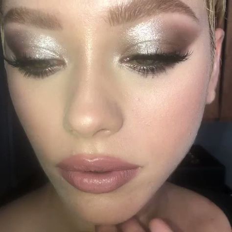 Bombshell Makeup, Silver Eyeshadow, New Year's Makeup, Glossy Eyes, Dope Makeup, Cute Makeup Looks, School Looks, Editorial Makeup, Festival Looks