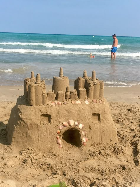 Sand Castle Ideas Easy, Sandcastle Aesthetic, Sand Castle Aesthetic, Sand Castle Ideas, Sandcastle Ideas, Beach Sand Castles, Beach Sand Art, Beach Instagram Pictures, Cat Summer