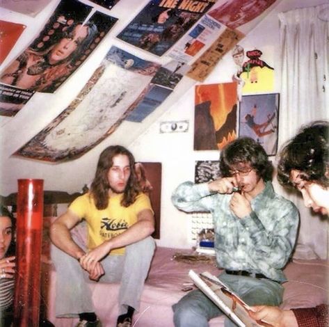 Kombi Hippie, 70s Bedroom, Hippy Room, 70s Aesthetic, Photographie Inspo, Hippie Life, I'm With The Band, Penny Lane, Fete Anime