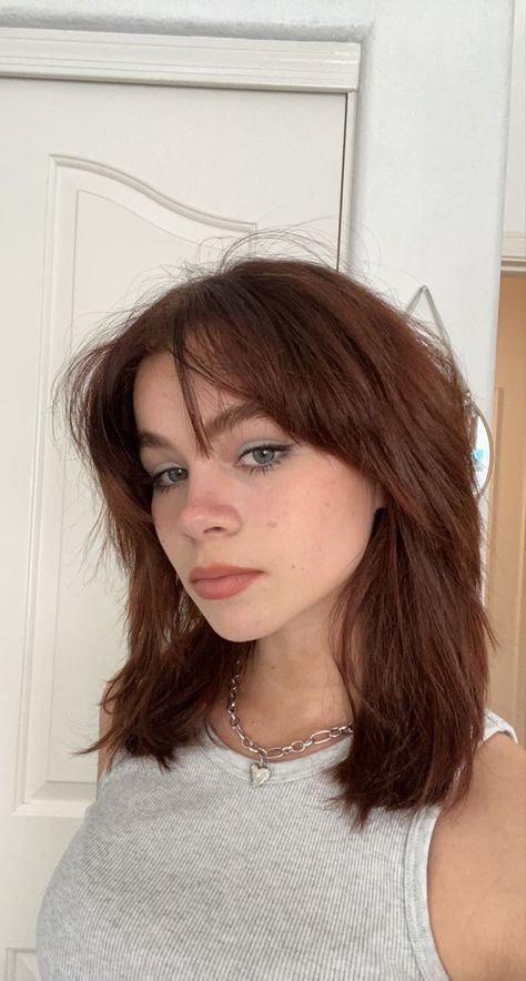 Reddish Brown Hair Pale Skin, Brown Choppy Hair, Ashy Red Brown Hair, Brown Redish Hair Aesthetic, Short Hair Auburn, Subtle Coloured Hair, Light Brown Red Tint Hair, Amber Brown Hair Color, Short Brownish Red Hair