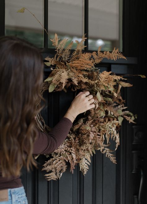 Natural Leaf Wreath, Fall Wreath Black Door, Fall Wreaths Boho, Foraged Autumn Decor, Bracken Fern Wreath, Fall Wreath Modern, Fall Foraged Wreath, Diy Boho Fall Wreath, Homestead Fall Decor