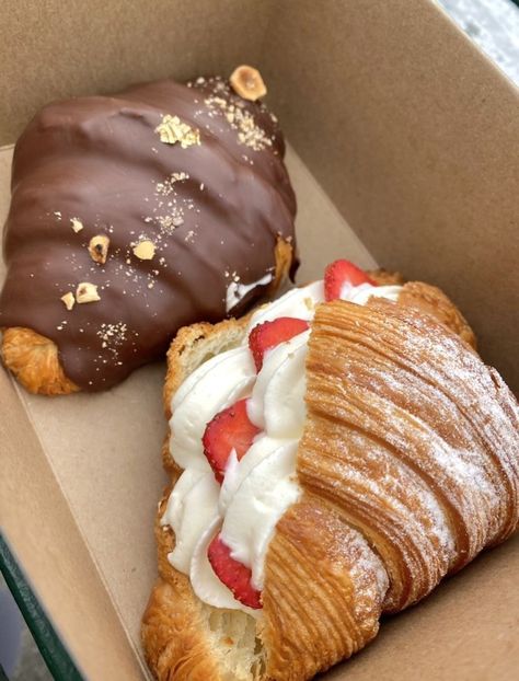 Croissant Sandwich Sweet, Croissant Ideas Desserts, Croissant Breakfast Aesthetic, Chocolate Croissant Aesthetic, Croissant Topping, Croissant Sandwich Ideas, Aesthetic Croissants, Croissant Bar, Croissants Aesthetic