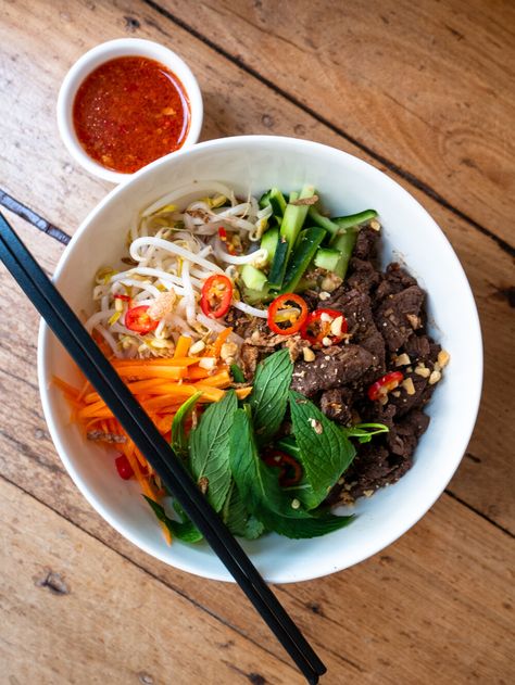 Grilled Vietnamese Beef Noodle Salad — Derek Lau Vietnamese Beef Noodle Bowl, Vietnamese Bbq Beef, Vietnamese Beef Noodle Salad, Vietnamese Grilled Beef, Vietnamese Beef Salad, Vietnamese Beef Recipes, Canolli Recipe, Thai Beef Noodle Salad, Beef Noodle Salad