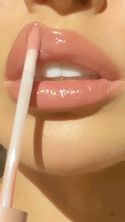 Light Pink Gloss, White Lipstick Looks, Pink Nude Lip Combo, Pink Lip Aesthetic, Lip Goals, Pink Lip Combo, Nude Lip Combo, Bronze Lips, Pale Pink Lipstick