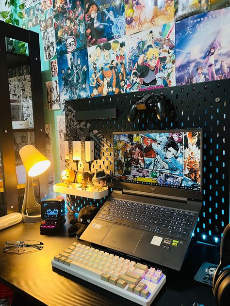 Gaming Room Setup Laptop, Laptop Room Setup, Laptop Setup Gaming, Anime Pc Setup, Laptop Setup Ideas, Laptop Desk Setup, White Gaming Setup, Gaming Laptop Setup, Setup Laptop