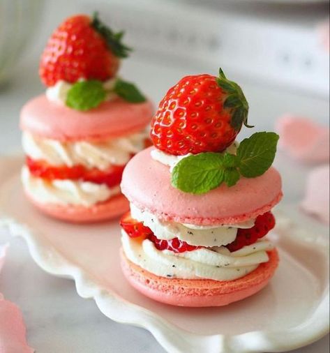 Kue Macaroon, Macaron Tower, Macaron Cake, Dessert Photography, Pretty Dessert, Cute Desserts, Mini Desserts, Sweets Recipes, Desert Recipes