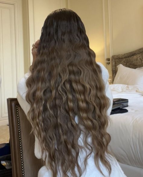 @aramonax Hair With Waves, Beachy Hairstyles, Beachy Wavy Hair, Waves Aesthetic, Wavy Beach Hair, Hairstyle Long, Glam Aesthetic, Beachy Hair, Beachy Waves