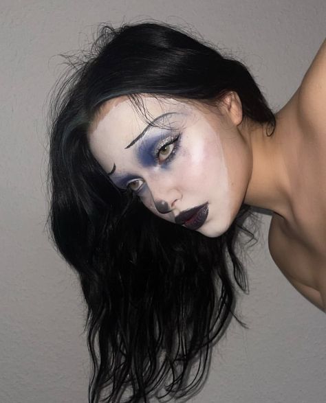 Clown Makeup Monstra, Cute Halloween Makeup For Work, Clown Drag Makeup, Sorcerer Makeup, Minimal Halloween Makeup, Easy Sfx Makeup, Clown Goth Makeup, Blue Clown Makeup, White Base Makeup