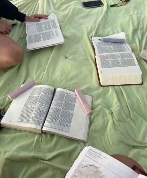 Family Bible Study Aesthetic, Vacation Bible School Aesthetic, Sunset Bible Study, Beach Bible Study With Friends, Bible Study Aesthetic With Black Friends, Girls Bible Study Aesthetic, Christian Friend Group Aesthetic, Bible Study Aesthetic With Friends Group, Group Bible Study Aesthetic